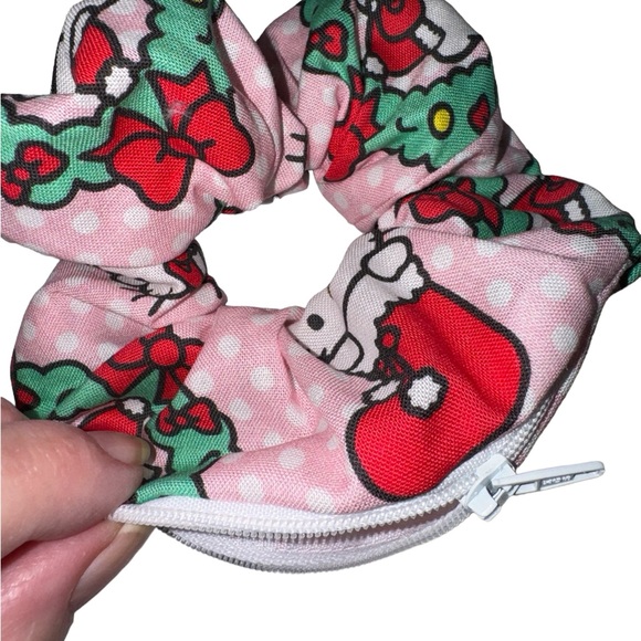 Hello Kitty zipper scrunchie Christmas wreath hand made USA cotton rare print - Picture 2 of 3